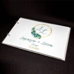 Βιβλίο Ευχών Γάμου - Βάπτισης με Plexiglass Εξώφυλλο Περιλαμβάνει 50 λευκές σελίδες. Διαστάσεις: A4 - 21 x 29.7 cm Δέσιμο με κρίκους και δυνατότητα αλλαγής χαρτιού στο εσωτερικό του plexiglass εξώφυλλου