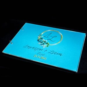 Βιβλίο Ευχών Γάμου - Βάπτισης με Plexiglass Εξώφυλλο Περιλαμβάνει 50 λευκές σελίδες. Διαστάσεις: A4 - 21 x 29.7 cm Δέσιμο με κρίκους και δυνατότητα αλλαγής χαρτιού στο εσωτερικό του plexiglass εξώφυλλου