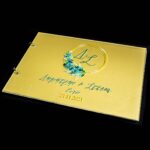 Βιβλίο Ευχών Γάμου - Βάπτισης με Plexiglass Εξώφυλλο Περιλαμβάνει 50 λευκές σελίδες. Διαστάσεις: A4 - 21 x 29.7 cm Δέσιμο με κρίκους και δυνατότητα αλλαγής χαρτιού στο εσωτερικό του plexiglass εξώφυλλου