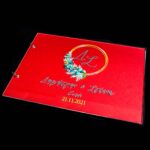Βιβλίο Ευχών Γάμου - Βάπτισης με Plexiglass Εξώφυλλο Περιλαμβάνει 50 λευκές σελίδες. Διαστάσεις: A4 - 21 x 29.7 cm Δέσιμο με κρίκους και δυνατότητα αλλαγής χαρτιού στο εσωτερικό του plexiglass εξώφυλλου