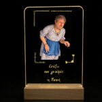 Φωτιστικό LED πλεξιγκλάς με ξύλινη βάση "η Ποινή"